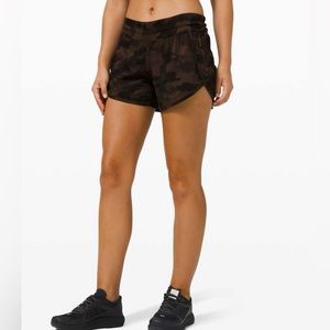 Lululemon Tracker Short V *4"
Heritage 365 Camo Brown Earth Multi size 6